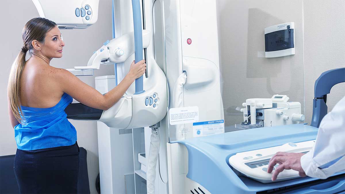 Маммография ростов на дону. Маммография. Аппарат для маммограммы. Аппарат маммолога. Олеогранулема при маммографии.