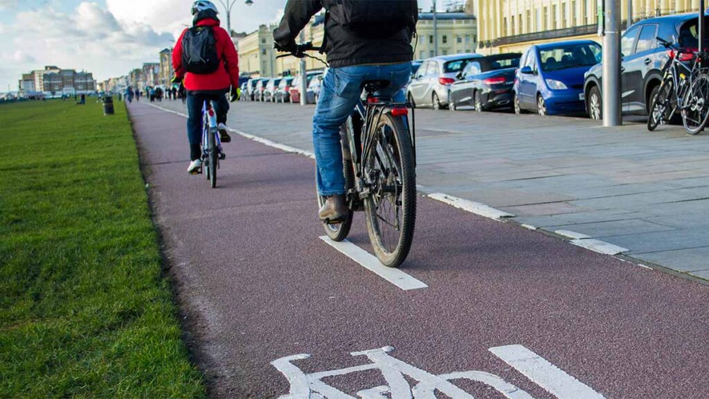 Twe people cycling on a cycle path