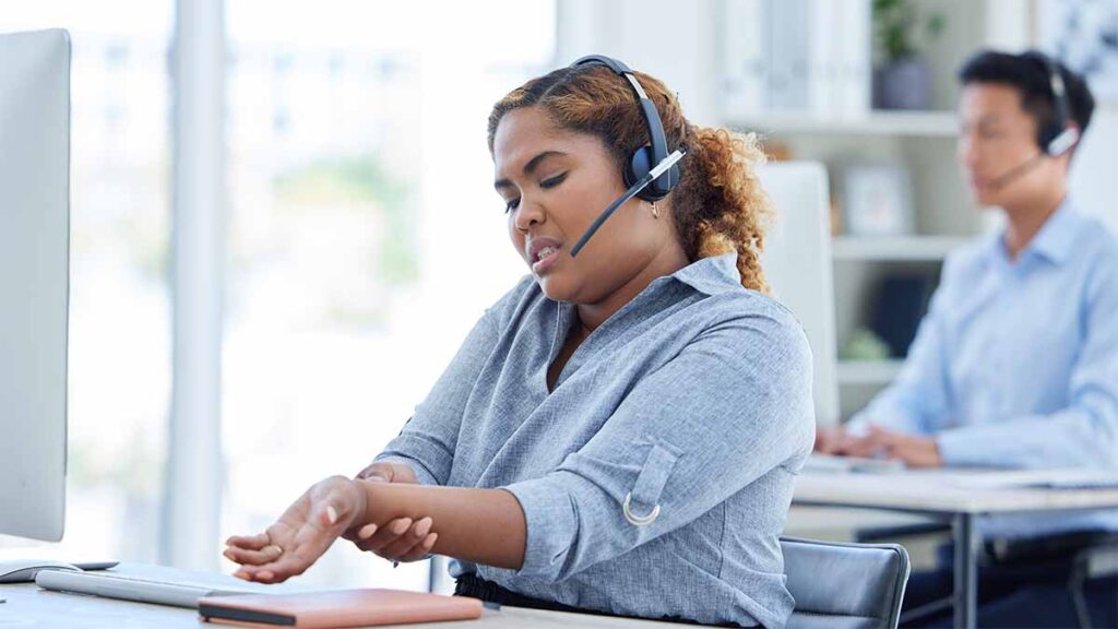 A call centre work struggling with musculoskeletal health