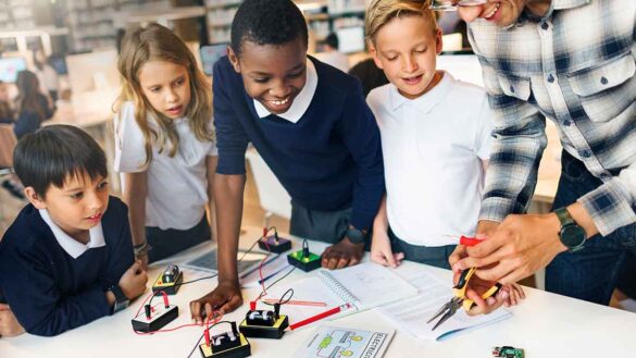 Teacher recruitment 2023-24: Pupils watch a physics experiment.
