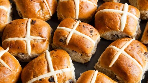 The next UK-wide public holiday is Good Friday, 29 March 2024. Photo shows hot cross buns: Foto-mix / Alamy