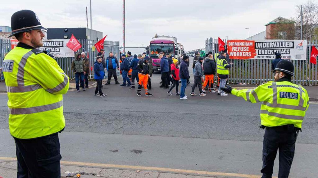 Birmingham bin strike: Unite members obstruct the waste depot in Redfern Road, Tyseley, in ongoing dispute with Birmingham City Council. David Warren/Alamy