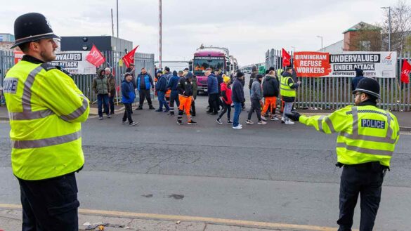 Birmingham bin strike: Unite members obstruct the waste depot in Redfern Road, Tyseley, in ongoing dispute with Birmingham City Council. David Warren/Alamy