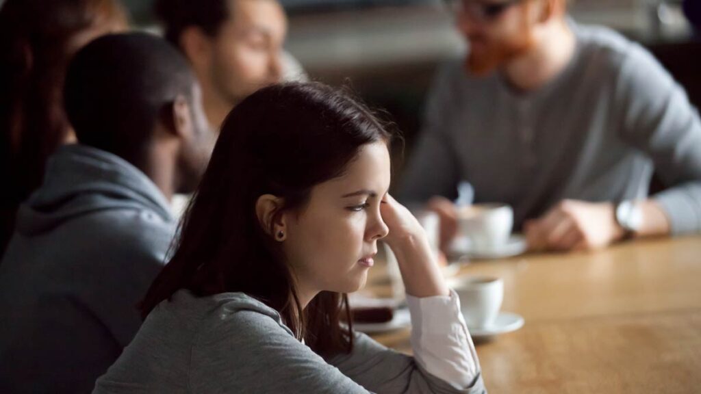 Micro-incivilities: A woman is excluded from a conversation