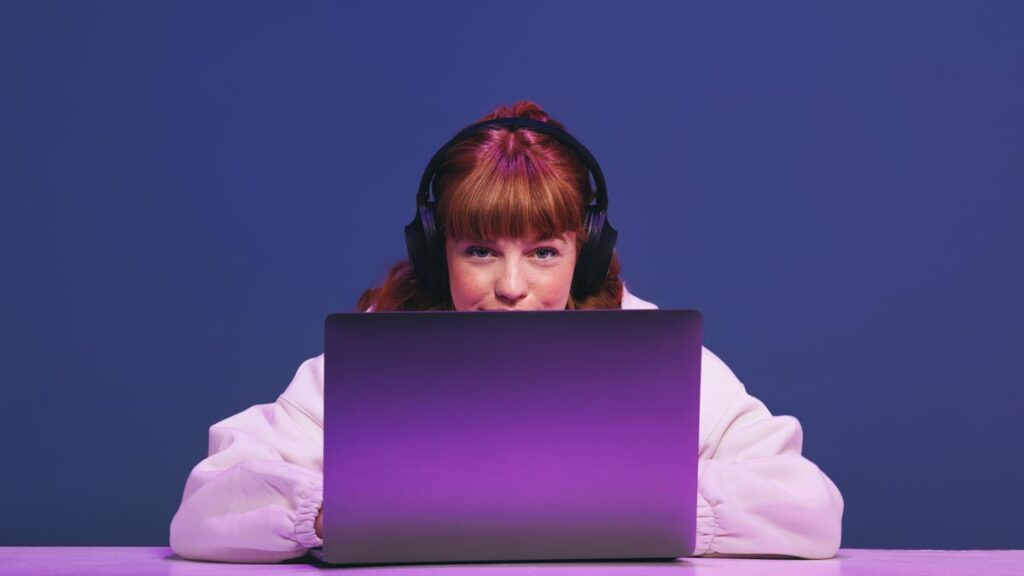 ADM in recruitment research. Photo shows a woman on a laptop.