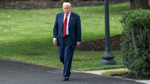Trump crosses lawn